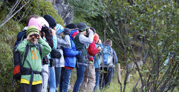 Kinder mit Feldstecher auf einer Wildbeobachtung @ Pro Natura Zentrum Aletsch